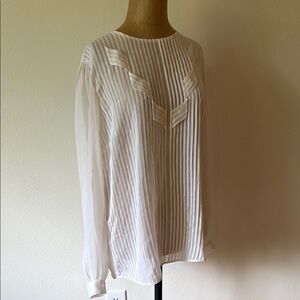 Molly sz 8 White silk pleated Blouse button down in back great pre owned cond